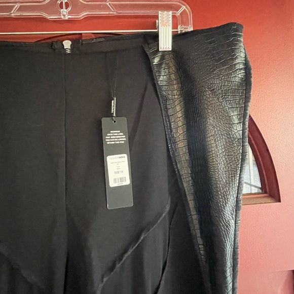 NWT Fashion Nova beautiful black faux snakeskin bell bottom pants - Picture 6 of 12